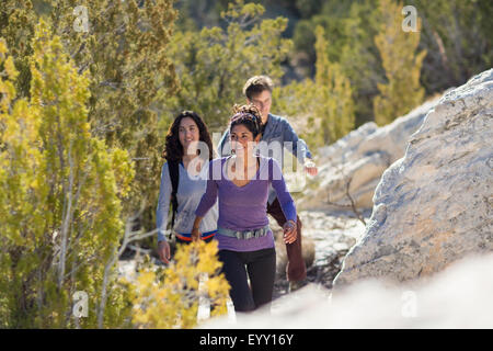 Gli escursionisti di arrampicata collina rocciosa Foto Stock