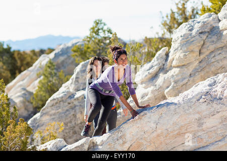 Gli escursionisti di arrampicata collina rocciosa Foto Stock