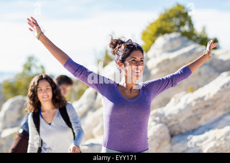 Gli escursionisti di arrampicata collina rocciosa Foto Stock