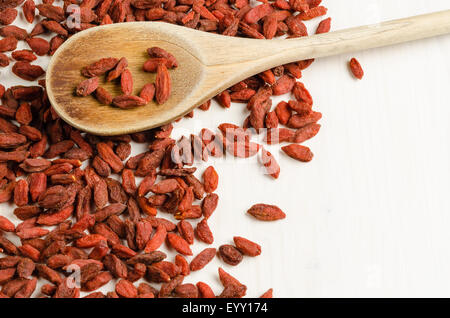 Goji berry essiccato in un piatto con il cucchiaio, closeup sfondo Foto Stock