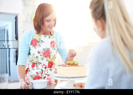 Donne torta da forno in cucina Foto Stock