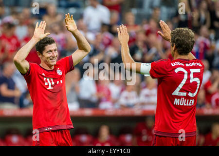 Monaco di Baviera, Germania. 04 Ago, 2015. Monaco di Baviera Robert Lewandowski (L) celebra il suo obiettivo 3-0 con il compagno di squadra Thomas Mueller durante la Audi Cup Soccer semi finale tra il Bayern Monaco e il Milan a Monaco di Baviera, Germania, 04 agosto 2015. Foto: MARC MUELLER/dpa/Alamy Live News Foto Stock