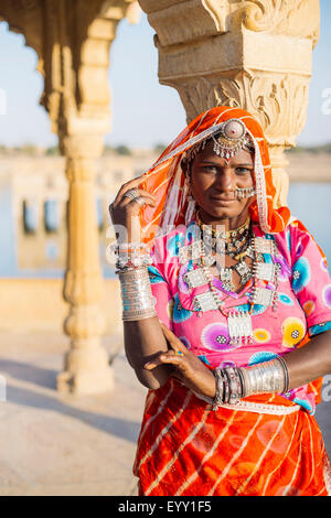 Donna indiana che indossa gioielli tradizionali Foto Stock