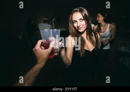Amici e tostatura di bere in discoteca Foto Stock