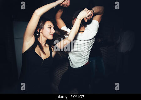 Coppia felice Ballare in discoteca Foto Stock