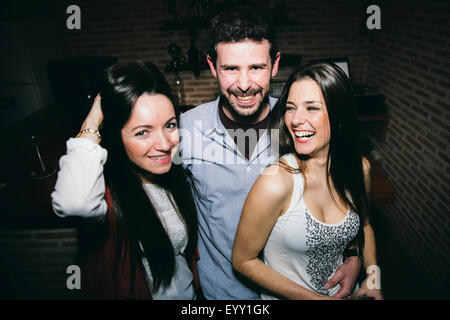 Amici caucasici ridere in discoteca Foto Stock