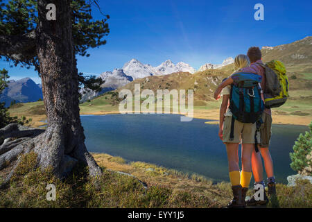 Gli escursionisti caucasica ammirando il Lago remoto, Lai da Vons, Canton Grigioni, Svizzera Foto Stock