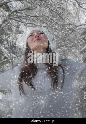 La donna caucasica giocare nella neve Foto Stock