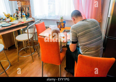 Caucasian padre e figlia seduta in cucina Foto Stock