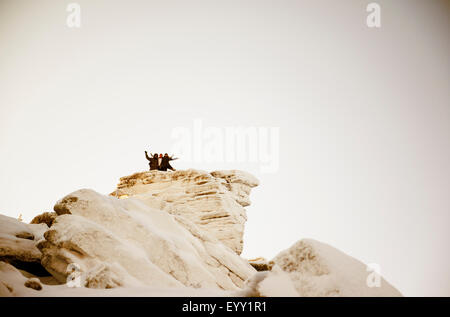 Caucasian escursionisti sulla cima innevata Foto Stock