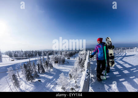 Gli appassionati di snowboard caucasica permanente sulla cima innevata Foto Stock