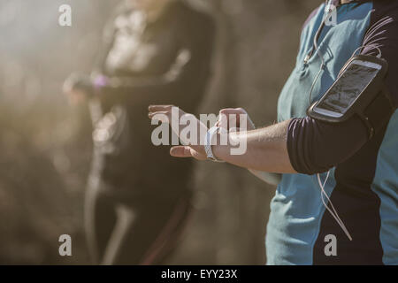 Guide caucasica controllo orologi fitness in foresta Foto Stock