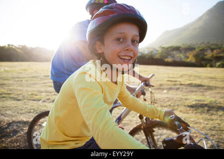 Caucasian padre e figlio di andare in bicicletta Foto Stock