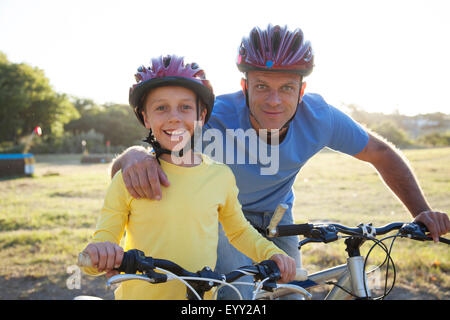 Caucasian padre e figlio di andare in bicicletta Foto Stock