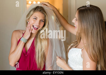Caucasian damigella indossa velo della sposa Foto Stock