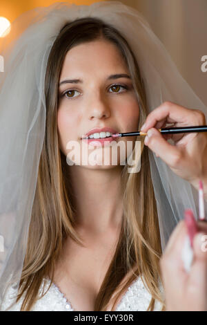 Stylist caucasica applicando su di trucco sposa Foto Stock