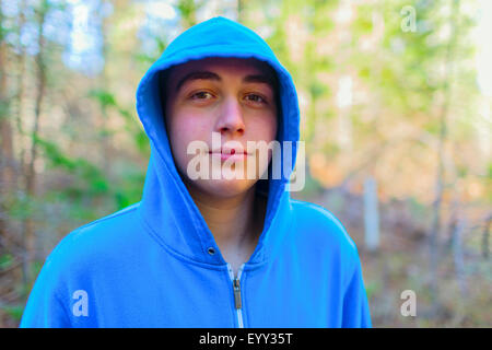 Caucasian ragazzo adolescente nella foresta Foto Stock