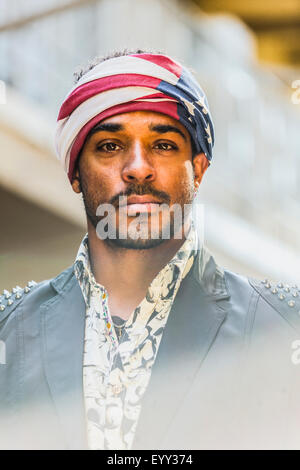 Razza mista uomo che indossa bandiera americana turbante Foto Stock