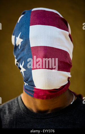 Bandiera americana che ricopre la faccia di razza mista uomo Foto Stock