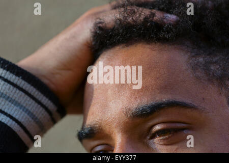 Stretta di mano tra i capelli di razza mista uomo Foto Stock