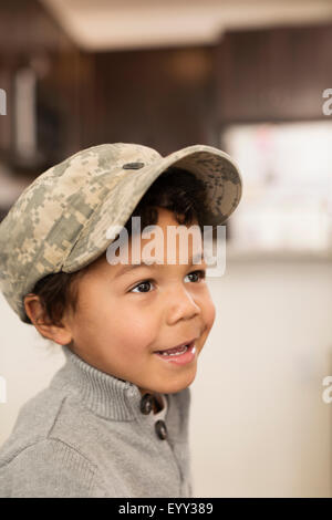 Razza mista ragazzo indossa cappuccio soldato Foto Stock