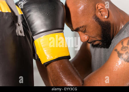 Boxer nero training con sacco da boxe Foto Stock