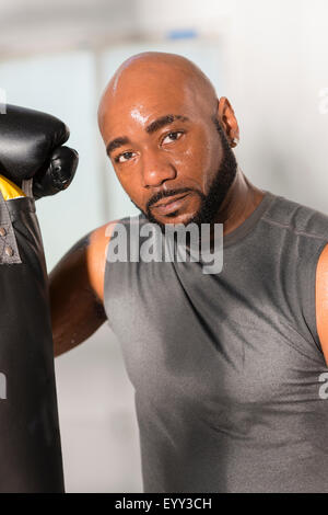 Boxer nero training con sacco da boxe Foto Stock