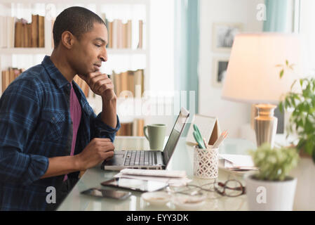 Imprenditore nero lavorando sul computer portatile alla reception Foto Stock