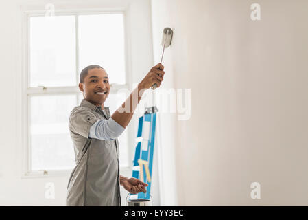 Uomo nero dipinto parete della casa Foto Stock