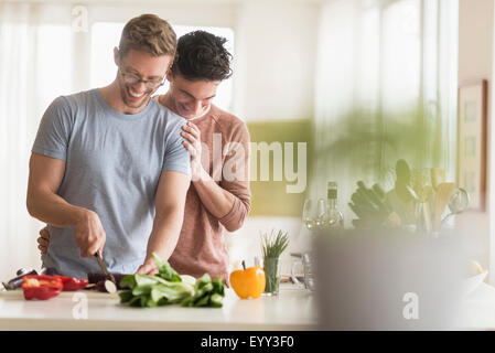 Caucasian coppia gay per la cottura in cucina Foto Stock