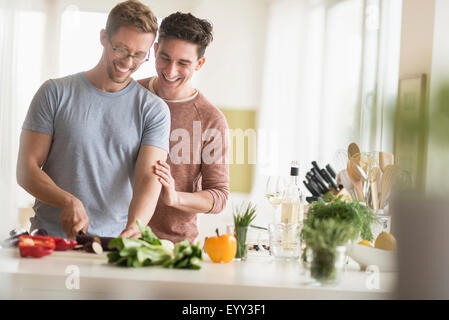 Caucasian coppia gay per la cottura in cucina Foto Stock