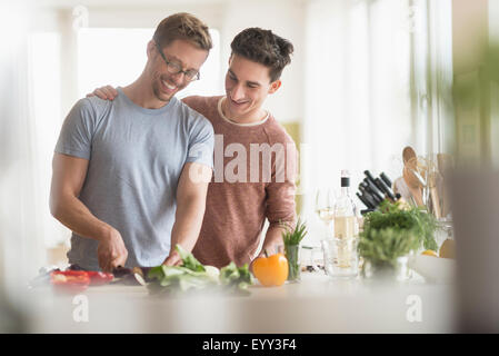 Caucasian coppia gay per la cottura in cucina Foto Stock