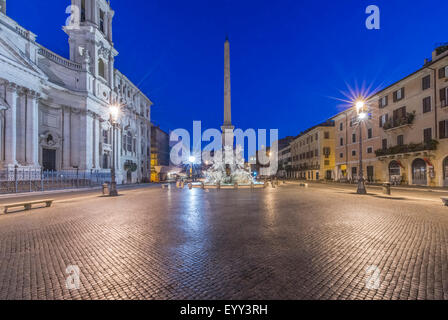 Piazza Navona e Quattro Fiumi della fontana illuminata di notte, Roma, Italia Foto Stock