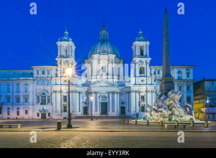 Piazza Navona e Quattro Fiumi della fontana illuminata di notte, Roma, Italia Foto Stock