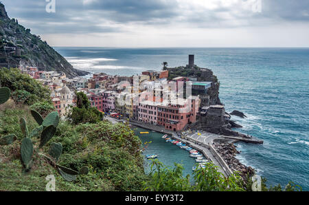 Angolo di alta vista di Vernazza cityscape e oceano, La Spezia, Italia Foto Stock