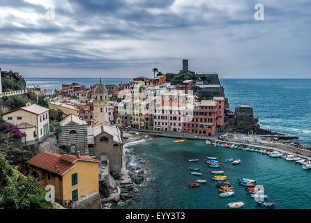 Vista aerea di Vernazza cityscape e oceano, La Spezia, Italia Foto Stock