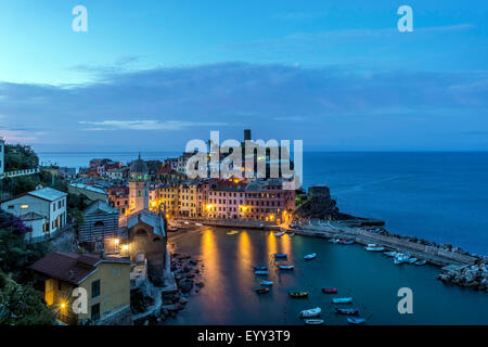 Vista aerea di Vernazza cityscape e oceano, La Spezia, Italia Foto Stock