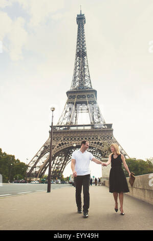 Coppia caucasica camminare vicino a Torre Eiffel, Parigi, Ile-de-France, Francia Foto Stock