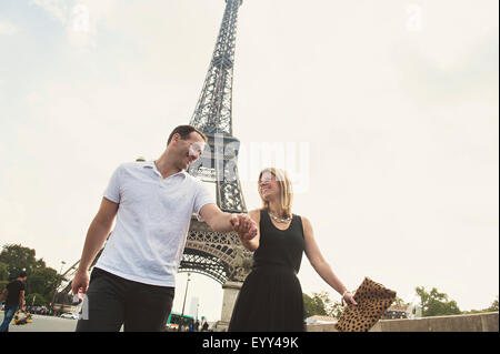 Coppia caucasica camminare vicino a Torre Eiffel, Parigi, Ile-de-France, Francia Foto Stock