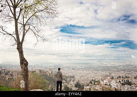 L'uomo ammirando vista panoramica del paesaggio urbano, Granada, Spagna Foto Stock