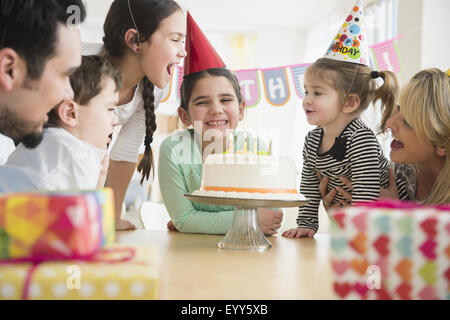 Dei bambini felici celebrare la festa di compleanno con apertura confezione  regalo Foto stock - Alamy