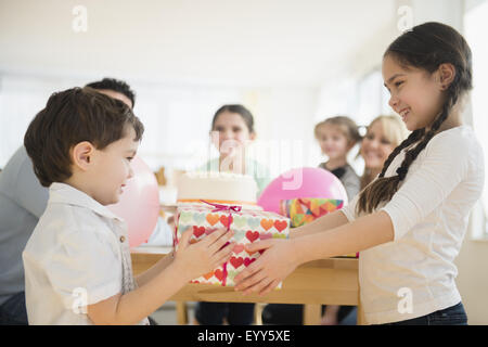 Felice uomo che festeggia il compleanno su sfondo a colori Foto stock -  Alamy