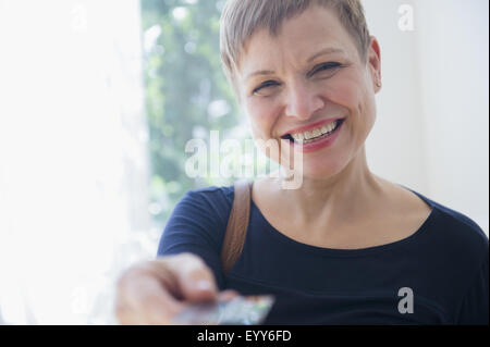 La donna caucasica pagando con carta di credito Foto Stock