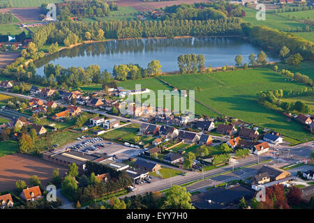 Lago, urbanizzazione al confine della zona agricola dall'aria, Belgio Foto Stock