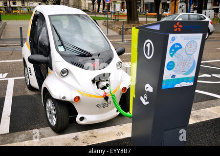 Auto elettrica presso la stazione di carica, Francia Foto Stock