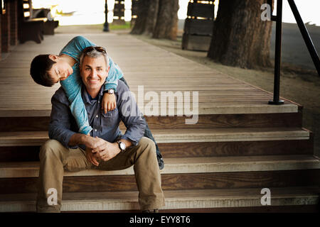 Padre e figlio giocando sul portico Foto Stock