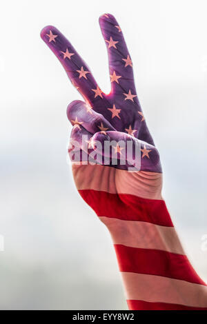 Mano di uomo caucasico con bandiera americana gesti di pace Foto Stock