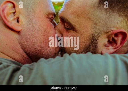 Close up della coppia gay kissing Foto Stock