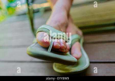 Close up di piedi dell uomo che indossa flipflops Foto Stock