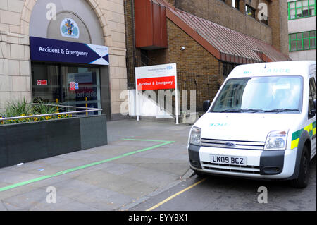 Moorfields Eye Hospital, incidente e dipartimento di emergenza ingresso con ambulanza al di fuori. 162 Città Rd, Londra EC1V 2PD Foto Stock